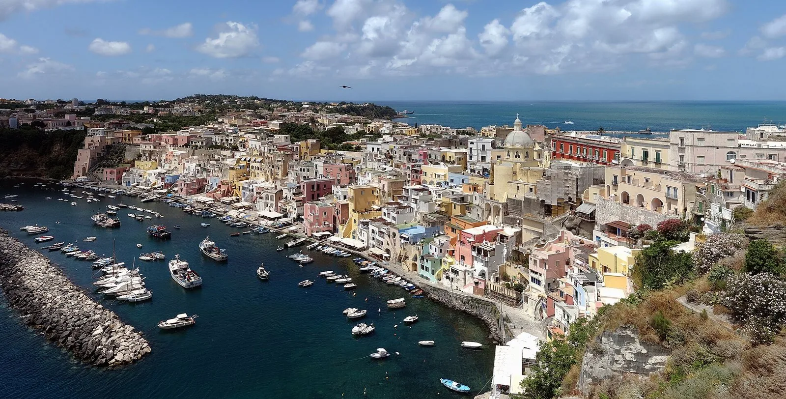 Le case colorate della Marina Corricella a Procida