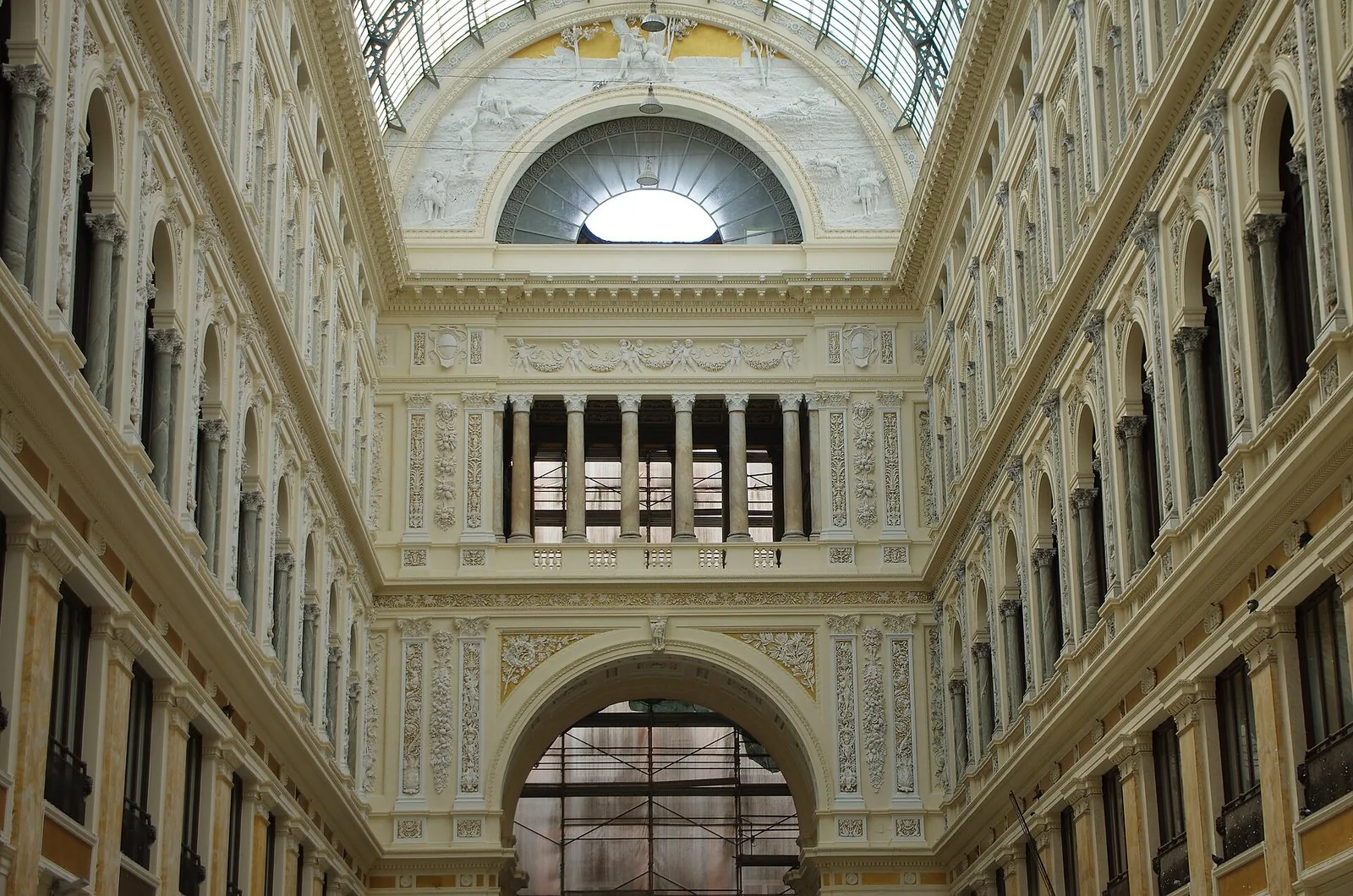L'interno della Galleria Umberto I a Napoli