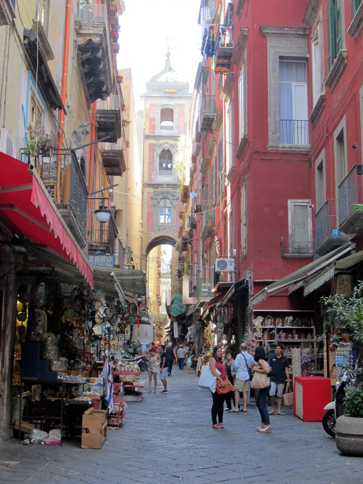 La via delle botteghe dei presepi, San Gregorio Armeno, nel centro storico di Napoli