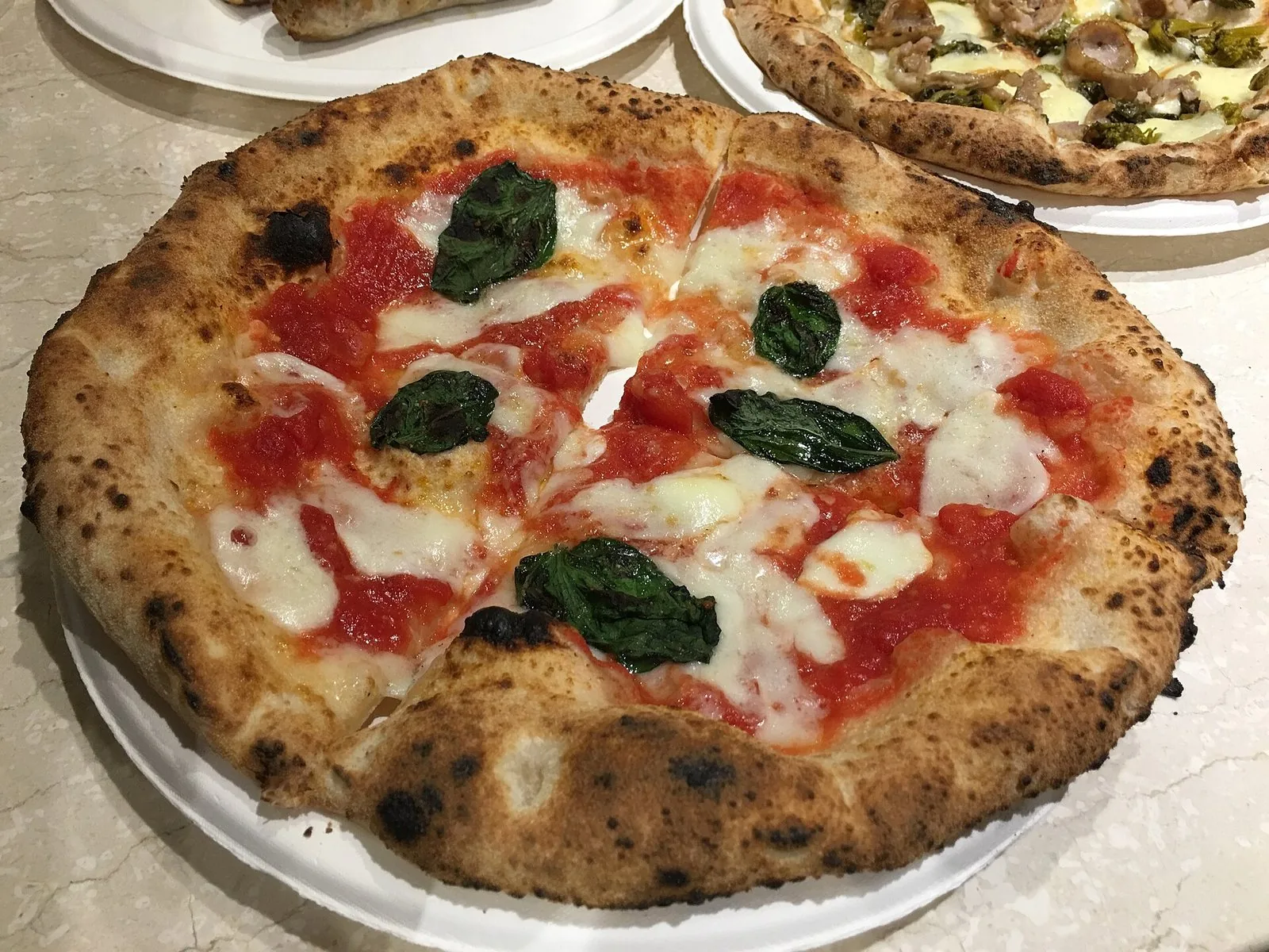 Una pizza napoletana appena sfornata