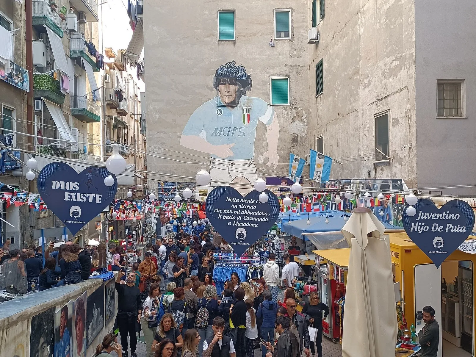 Un vicolo dei Quartieri Spagnoli a Napoli