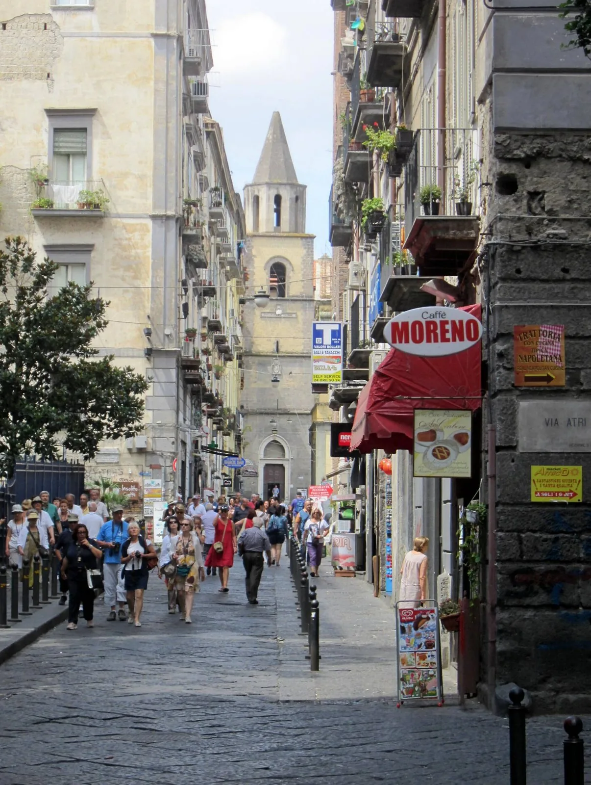 Via dei Tribunali a Napoli con il campanile sullo sfondo