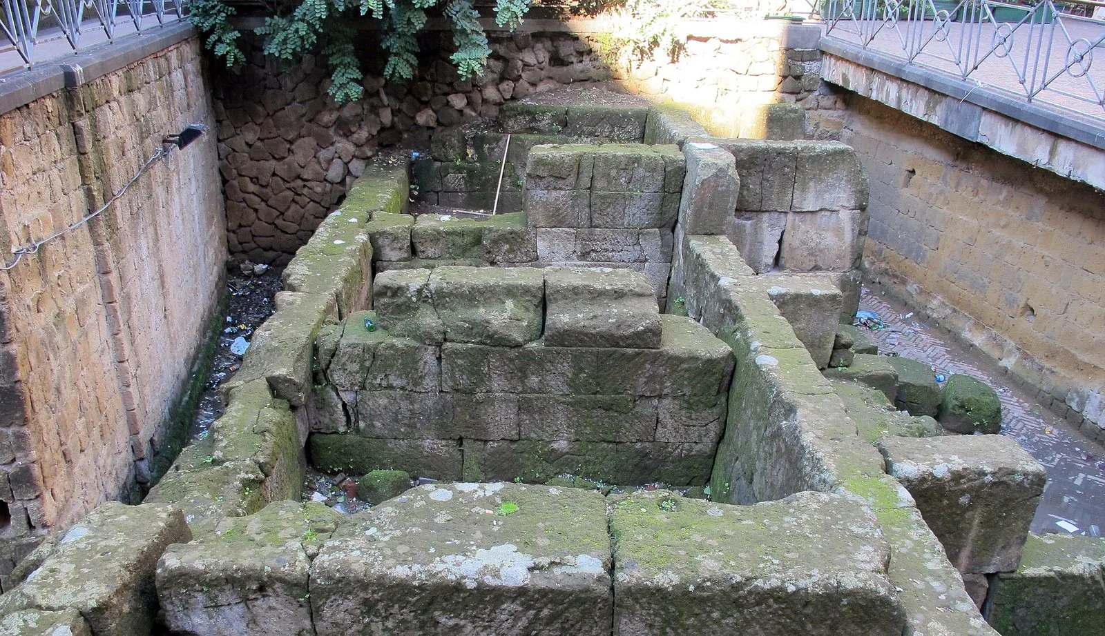 I resti delle mura greche di Neapolis in Piazza Bellini